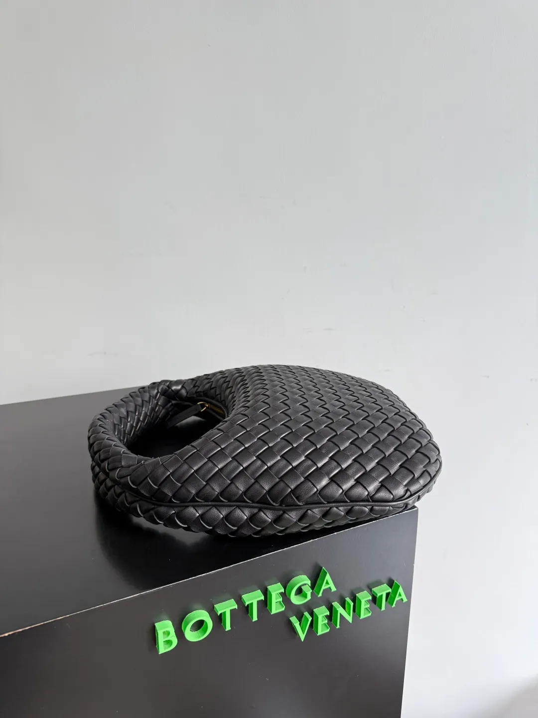 Batch 1720 BV Bottega Veneta's new early spring women's shoulder bag. The soft and delicate Hobo bag in small size is shipped! Many friends are waiting for this bag. It has a round shape and a large capacity. It can hold a 50-fold umbrella inside. Babies with a lot of daily items do not need to worry about the capacity of this bag. It is a practical bag for traveling and commuting. Although it is fluffy, it is soft and comfortable when carried on one shoulder. It has a modern and retro feel. Model No.: 856736 Size: 35*21*5cm